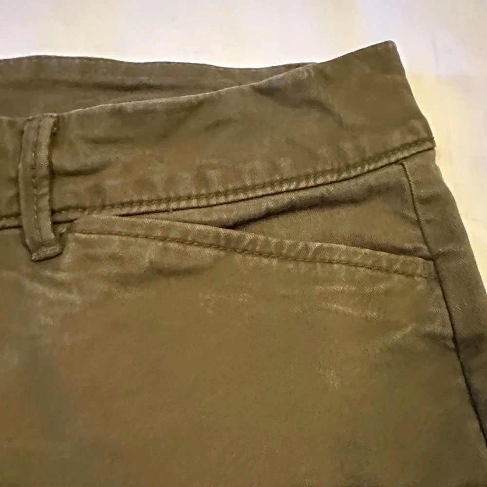 Old Navy Women's Dark Olive Casual Shorts - Picture 4 of 6